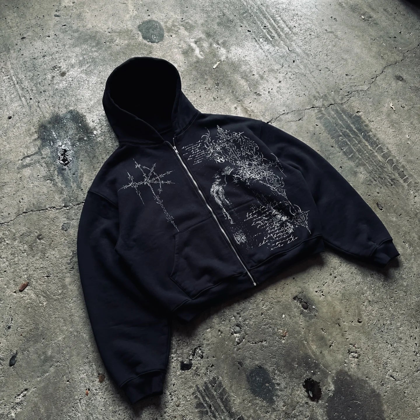 Y2K Fashion Harajuku Gothic Zip Up Hoodie Men Women Minimalist Graffiti Print Oversized Unisex Fit Sweatshirt Streetwear