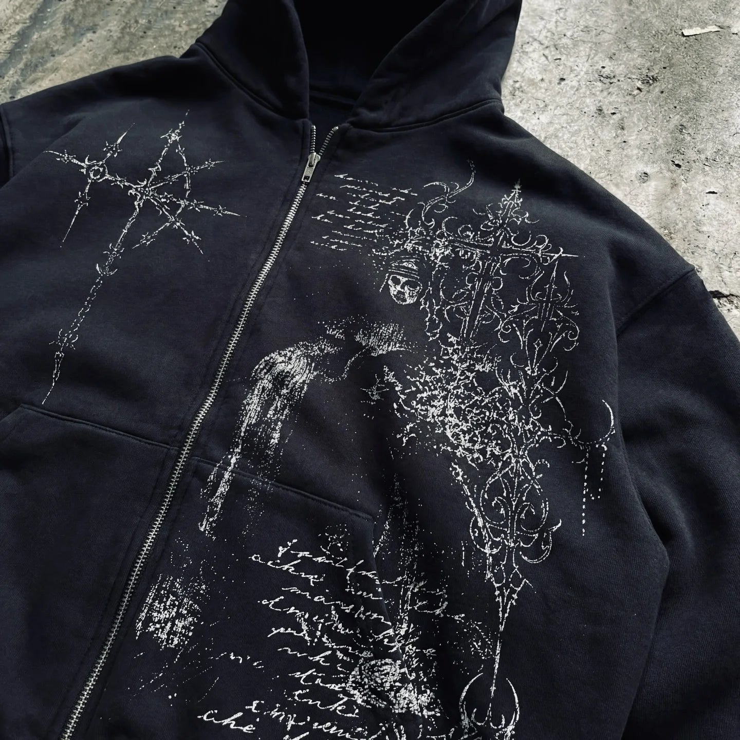 Y2K Fashion Harajuku Gothic Zip Up Hoodie Men Women Minimalist Graffiti Print Oversized Unisex Fit Sweatshirt Streetwear